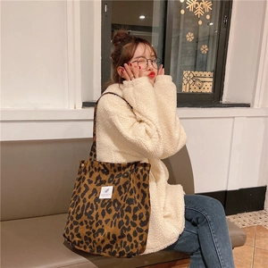 Bolso tote grande de pana con estampado de leopardo, textura suave y parche blanco retro