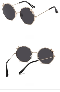 Vues détaillées de côté et de dos de lunettes de soleil en métal avec nœud papillon