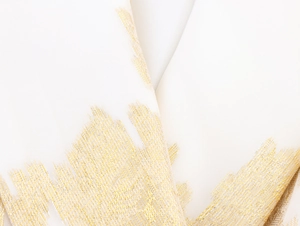 Vue détaillée du tissu blanc avec textures dorées et détails de tissage fins