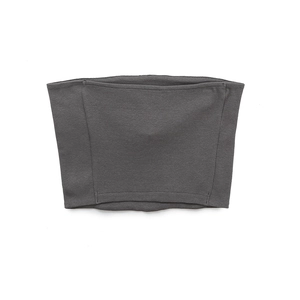 Vue détaillée du crop top bustier gris foncé montrant la texture du tricot à côtes