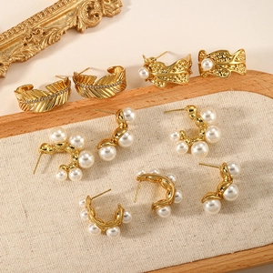 French style gold pearl earrings set with diamond leaf design for elegant women