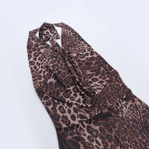 Detailaufnahme von Leopard-Print-Netzstoff und das Design der Neckholder-Träger