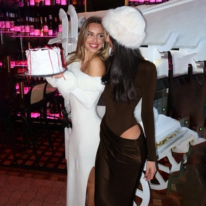 Détail d'une robe blanche à épaules dénudées avec fourrure et robe marron avec ajouré chic