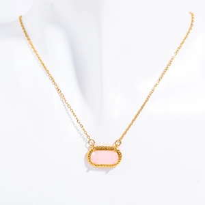 Elegante Goldhalskette mit ovalem rosa Zirkon-Edelsteinanhänger am Model getragen