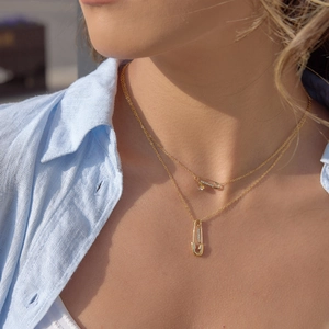 Λεπτομέρεια από διπλό κολιέ 18K χρυσό με κρεμαστό παραμάνα με κρυστάλλους σε μοντέλο