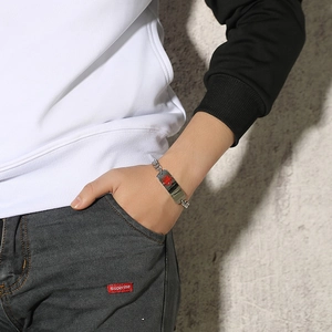 Dettaglio del bracciale medico in acciaio inossidabile con simbolo rosso della vita