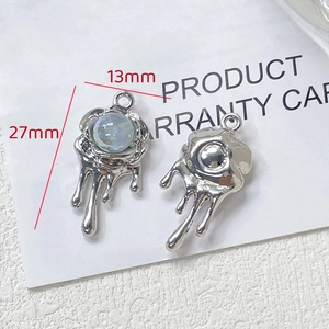 Pendentif cœur en métal liquide argenté avec dimensions de 27 mm de haut et 13 mm de large
