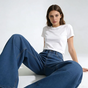 Dettaglio di jeans blu scuro a vita alta con gamba larga e vestibilità morbida