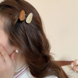 Détails de pinces à cheveux élégantes en acrylique ambre et crème avec texte gravé