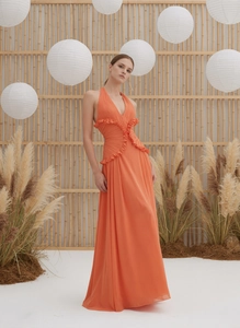 Dettaglio dell'elegante abito lungo arancione allacciato al collo in chiffon a pieghe chic