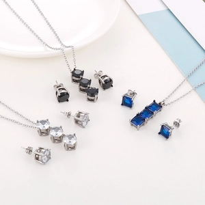Dettaglio di set di gioielli con zirconi quadrati e rotondi in blu, bianco e nero raffinato