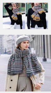 Détail d'écharpes d'hiver longues avec motifs pied-de-poule et à carreaux avec franges