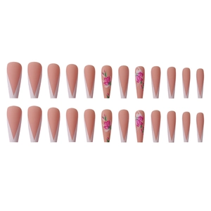Faux ongles ballerine mats avec pointes françaises en V et motifs floraux