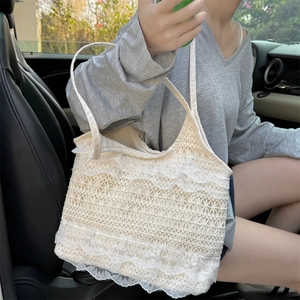 Détail d'un sac à bandoulière en dentelle beige avec volants et texture crochet