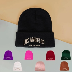 Détail du bonnet en maille brodé LOS ANGELES montrant plusieurs options de couleur