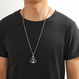 Détail d'un collier en acier inoxydable pour homme avec pendentif ancre et gouvernail