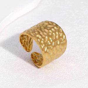 Bague ouverte large en acier inoxydable martelé avec placage en or 18 carats pour femme