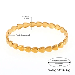 Detail view of 18K gold-plated stainless steel heart bracelet with 60mm diameter