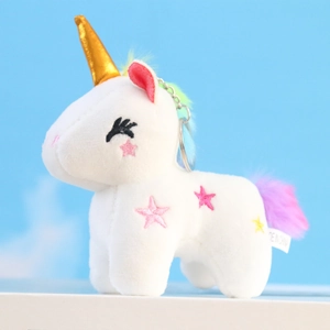 Dettaglio di portachiavi unicorno di peluche bianco con corno dorato e criniera arcobaleno
