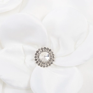 Spilla a fiore in raso bianco con strass brillanti per abiti eleganti da donna