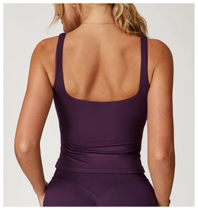 Vue détaillée du dos en U d'un soutien-gorge de sport de yoga violet foncé extensible