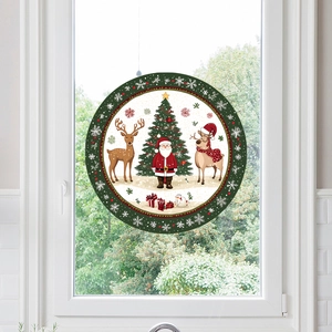 Detail von Weihnachtsmann und Rentier Fensterbild auf Glas mit festlicher Dekoration