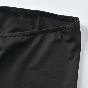 Gros plan sur les coutures de la taille élastique d'un ensemble jupe en maille noire