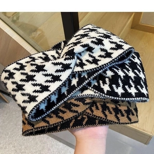 Détail du bandeau en maille pied-de-poule montrant la texture épaisse et le nœud croisé
