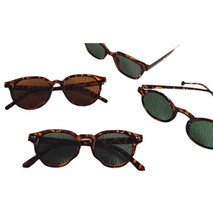 Retro tortoiseshell sunglasses with brown and dark green lenses in a polygonal frame
