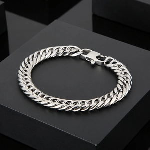 Dettaglio macro del bracciale a catena barbazzale in titanio argento con chiusura industriale