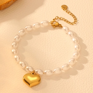 Bracelet de perles élégant avec pendentif cœur doré et chaîne en acier inoxydable poli