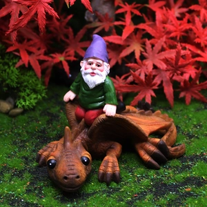 Gartenzwerg reitet auf einem Baby-Drachen Statue für die Outdoor-Dekoration