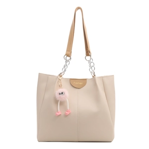 Borsa tote beige minimalista con patch a contrasto e ciondolo di peluche rosa per donne
