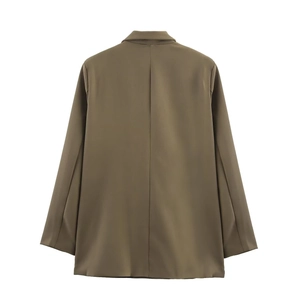 Rückansicht eines lässigen olivbraunen Blazers mit glatter Textur und Oversize-Passform