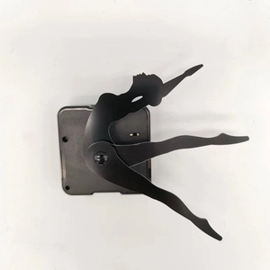 Détail du mouvement d'horloge avec aiguilles créatives en silhouette de danseuse de ballet