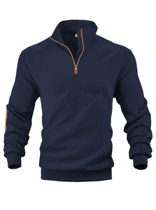 Detaillierte Textur des marineblauen Waffelstrick-Stoffs am Herren-Pullover mit Reißverschluss