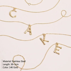 Collier lettre minimaliste en acier inoxydable plaqué or 14K avec design en bambou