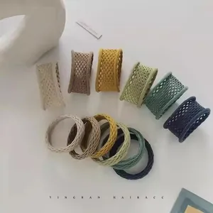 Détail d'élastiques à cheveux tricotés aux tons Morandi avec texture tissée à carreaux