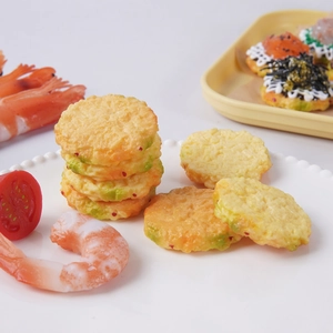 Modelos realistas de pasteles de camarón y bacalao en un plato de perlas blanco