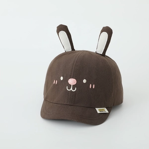 Detail der Baby-Baseballkappe mit 3D-Hasenohren und feiner Tiergesicht-Stickerei