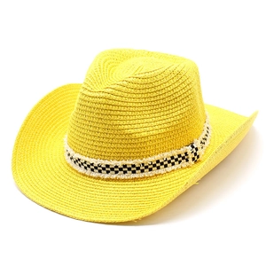 Detailtextur der gelben Stroh-Cowboyhut mit schwarz-weiß kariertem Hutband