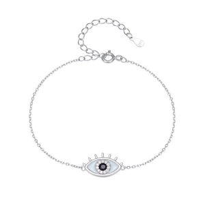 Silbernes Armband mit bösem Blick, weißen Zirkonia und schwarzem Stein auf weißem Hintergrund