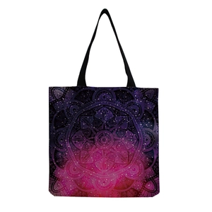Dettaglio della borsa tote mandala stellata con sfumatura viola e manici in nylon