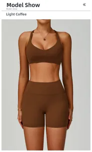 Sport-BH und Shorts Set in Hellkaffee auf einem Modell für Yoga und Fitness Training