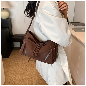 Dettaglio borsa da moto in pelle testa di moro con borchie d'argento e lunghe nappe