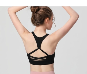 Détail des bretelles croisées dans le dos d'un brassière de sport noire à fort maintien