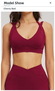 Detail eines kirschroten Sport-BHs mit V-Ausschnitt und Leggings mit hohen Taschen