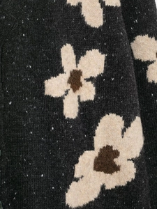 Nahaufnahme des Jacquard-Strickgewebes mit schwarzen Texturen und weißen Blumenmustern