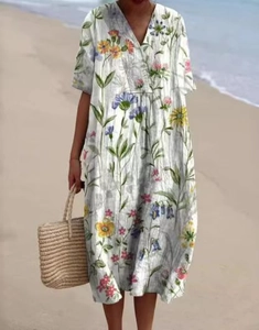 Détail d'une robe longue à fleurs avec col en V et style de vacances bohème décontracté