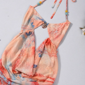 Détail de robe dos nu tie-dye avec boucle coquillage et bretelles à perles colorées